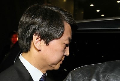 ▲ 사퇴 기자회견을 마친 안철수 후보가 차에 오르는 모습 ⓒ 연합뉴스