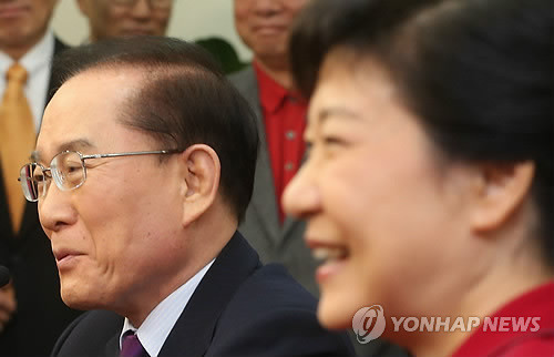 ▲ 자유선진당 이회창 전 총재가 새누리당 박근혜 후보를 지지하면서 새누리당에 입당했다. 이 전 총재가 24일 서울 여의도 새누리당사에서 기자회견에 앞서 박 후보와 이야기를 하며 웃음짓고 있다. ⓒ 연합뉴스