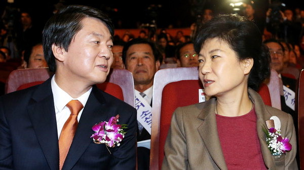 ▲ 새누리당 박근혜, 무소속 안철수 대선 후보가 20일 오후 세종문화회관에서 열린 '전국기초광역의원 결의대회'에 나란히 참석해 대화를 나누고 있다. ⓒ연합뉴스