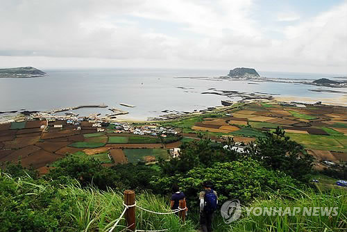 ▲ (제주=연합뉴스) 제주올레가 제주도를 한바퀴 잇는 도보여행길이 완성된다. 사진은 24일 개장할 제주올레 21코스 중 구좌읍 종달리 지미봉에서 본 바다. 멀리 성산일출봉이 보인다. 2012.11.23 << 사단법인 제주올레 >>ⓒ