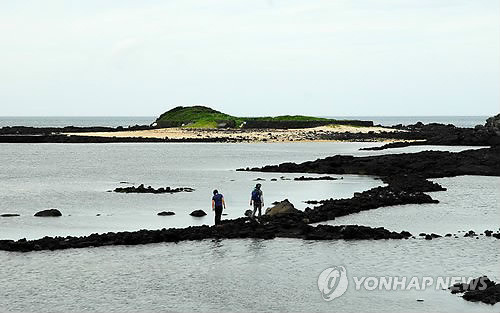 ▲ (제주=연합뉴스) 제주올레가 제주도를 한바퀴 잇는 도보여행길이 완성된다. 사진은 24일 개장할 제주올레 21코스 중 구좌읍 하도리 토끼섬 전경. 2012.11.23 << 사단법인 제주올레 >>