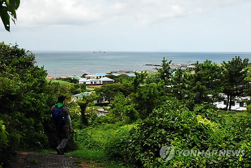 ▲ (제주=연합뉴스) 제주올레가 제주도를 한바퀴 잇는 도보여행길이 완성된다. 사진은 24일 개장할 제주올레 21코스 중 구좌읍 하도리 토끼섬 전경. 2012.11.23 << 사단법인 제주올레 >>