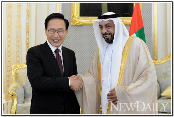 ▲ 이명박 대통령이 21일(현지시간) UAE 칼리파 국왕과 정상회담을 가진 뒤 악수를 나누고 있다. ⓒ 뉴데일리