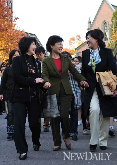 ▲ 새누리당 박근혜 대통령 후보가 공식선거운동 첫 유세지로 세종시를 택했다. ⓒ 정상윤 기자