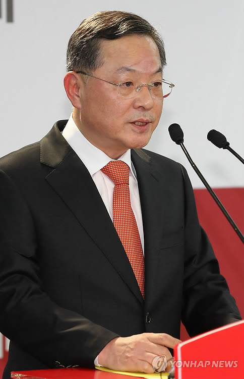 ▲ 새누리당 안대희 정치쇄신특위 위원장이 26일 오전 여의도 당사에서 기자회견을 갖고 정치쇄신실천협의기구의 즉각적인 추진을 민주통합당에 촉구하고 있다. ⓒ연합뉴스