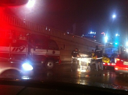 ▲ 사고 현장에 출동한 구급대원들이 들것으로 김민준을 이송하고 있는 모습.