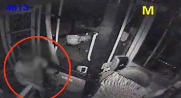 ▲ ⓒ 버스 내 CCTV에 찍힌 범행 장면.