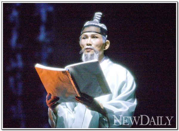 ▲ 도지사 업무와 대권 도전으로 바쁜 한해를 보낸 김문수 경기도지사가 이번에는 또다른 분야에 도전해 눈길을 끌었다.  25일 저녁 국립극장 달오름에서 공연한 "추사 디지로그"공연에 김문수 경기 도지사가 제주도에 유배된 추사 김정희의 역할을 하고 있다. ⓒ 뉴데일리