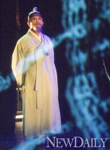 ▲ 25일 저녁 국립극장 달오름에서 공연한 "추사 디지로그"공연에 김문수 경기 도지사가 제주도에 유배된 추사 김정희의 역할을 하고 있다. ⓒ 뉴데일리