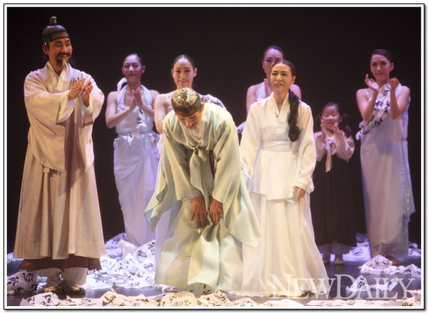 ▲ 25일 저녁 국립극장 달오름에서 공연한 "추사 디지로그"공연에 김문수 경기 도지사가 제주도에 유배된 추사 김정희의 역할을 하고 있다. ⓒ 뉴데일리