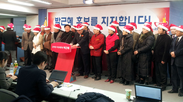 ▲ 27일 여의도 새누리당 당사에서 영화예술인들이 박근혜 후보 지지선언을 하고 있다. ⓒ뉴데일리