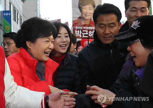 ▲ 새누리당 박근혜 대선후보가 공식 선거운동 첫날인 27일 오후 충남 부여읍 구아리 상설시장을 방문, 지지자들과 인사를 나누고 있다. ⓒ연합뉴스