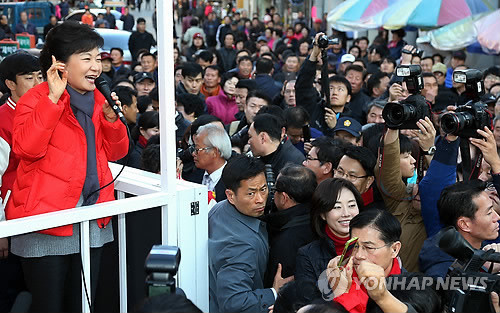 ▲ 새누리당 박근혜 대선후보가 공식 선거운동 첫날인 27일 오후 충남 부여읍 구아리 상설시장 근처에서 유세차량에 올라 인사말을 하고 있다. ⓒ연합뉴스