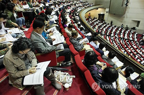 ▲ '오바마가 열광한 한국의 교육열' 한국의 교육체계가 세계 주요국 중 2위에 올랐다. 사진은 한 입시컨설팅 업체가 개최한 입시설명회에 참석한 학부모들의 모습.ⓒ 연합뉴스