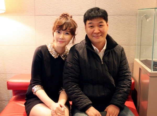 ▲ 윤학렬 감독과 함께 포즈를 취하고 있는 정민아.