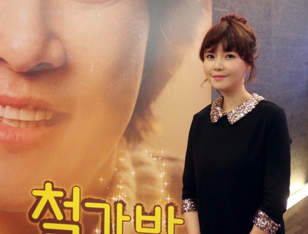 ▲ 윤학렬 감독과 함께 포즈를 취하고 있는 정민아.