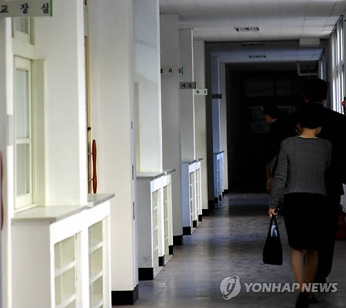 ▲ 학교에서 일어나는 각종 법률분쟁에 대비한 고문변호사제도가 전국적으로 확대된다. 사진은 지난해 11월 불량한 수업태도를 지적한 여교사와 여학생이 몸싸움을 벌인 광주의 한 학교 모습(자료사진).ⓒ 연합뉴스