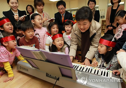 ▲ 새누리당 박근혜 대선후보가 공식 선거운동 사흘째인 29일 첫 서울 유세로 서울 여의도 증권거래소 직장 어린이집을 방문해 원생들과 피아노를 치며 노래하고 있다.  ⓒ 연합뉴스