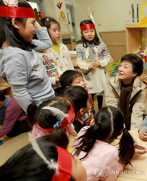 ▲ 새누리당 박근혜 대선후보가 공식 선거운동 사흘째인 29일 첫 서울 유세로 서울 여의도 증권거래소 직장 어린이집을 방문해 원생들과 이야기하고 있다. ⓒ 연합뉴스