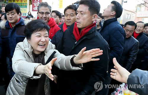 ▲ 새누리당 박근혜 대선후보가 29일 서울 구로시장을 방문, 상인과 인사하고 있다. ⓒ 연합뉴스