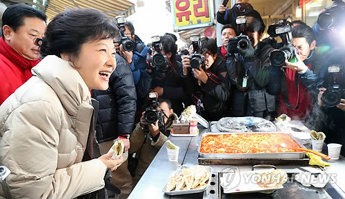 ▲ 새누리당 박근혜 대선후보가 29일 서울 강서구 화곡동 남부골목시장 호떡가게에서 상인과 대화하고 있다. ⓒ 연합뉴스