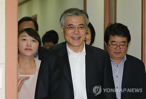 ▲ 지난 9월20일 문재인 캠프에 합류한 안도현 시인(우측)이 문재인 대선후보와 함께 기획단 회의에 참석하고 있다. ⓒ연합뉴스