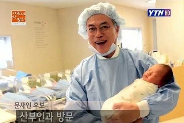 ▲ 문재인 민통당 대선후보의 신생아 출입 장면. 신생아실은 부모도 함부로 못 들어간다.[사진: YTN보도화면 캡쳐]