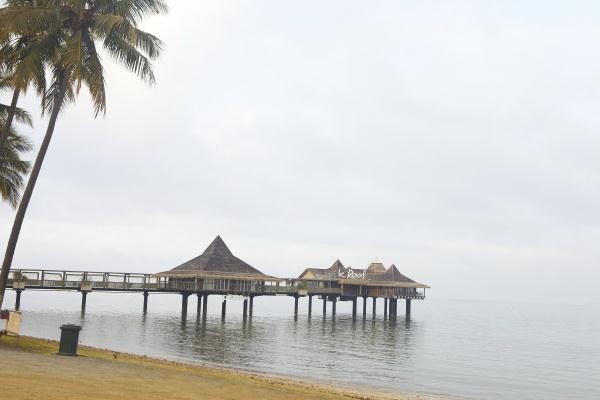 ▲ 앙즈 바타 해변 레스토랑 '르 루프(Le Roof)'. 에피타이저부터 디저트까지 파리의 여느 최고 식당 못지 않은 솜씨를 자랑한다.