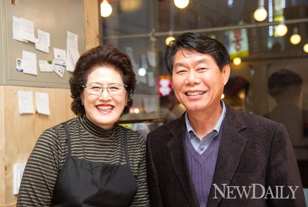 ▲ 최유자 한창석 부부사장이 운영하는 용성통닭은 수원에 소문난 통닭 맛집으로 유명하다. ⓒ 정상윤 기자