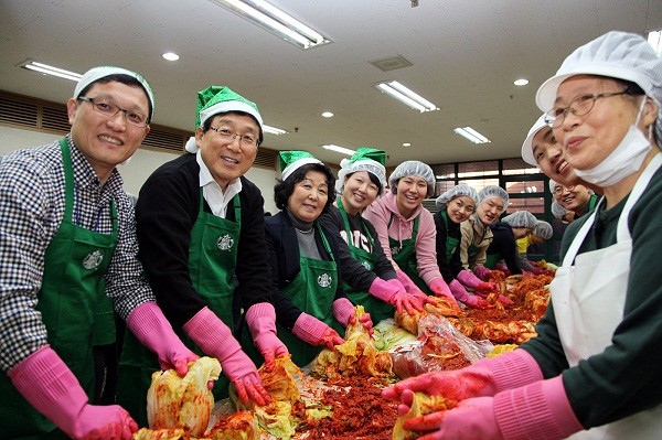 ▲ 11월 27일 서대문종합사회복지관에서 스타벅스 커피 코리아 이석구 대표이사(왼쪽 두번째) 및 바리스타 60여명이 동방사회복지회 김진숙 회장(왼쪽 세번째), 서대문종합사회복지관 윤귀선 관장(왼쪽 첫번째) 등 관계자들과 함께 김장김치 450여 포기를 담가 지역 독거 노인 가정으로 직접 배달하는 봉사 활동에 참여했다.