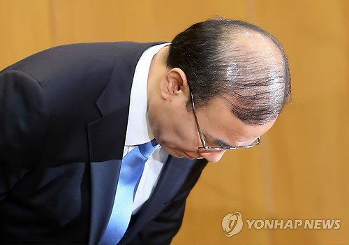 ▲ 한상대 검찰총장이 30일 오전 서울 서초구 서초동 대검찰청에서 사퇴를 발표하고 있다. 한 총장은 애초 이날 오후 2시 검찰개혁안과 대국민 사과문을 발표하고 사표를 제출할 예정이었으나, 전날 밤 서울서부지검 평검사들이 회의를 열고 한 총장에게 개혁안 발표 중단을 촉구하는 등 검찰 내부의 반발이 거세지자 개혁안 발표를 취소했다.