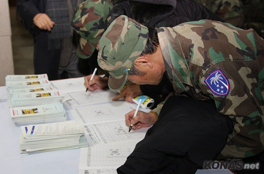 ▲ 전교조 추방 천만 서명운동에 서명하고 있는 보수단체 회원들.ⓒkonas.net