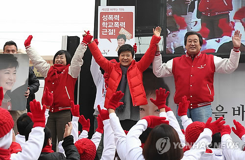 ▲ 새누리당 박근혜 대선후보가 30일 오전 부산 사상구 괘법동 서부터미널에서 지지를 호소한 후 김무성 총괄본부장(오른쪽), 손수조 미래세대 위원장과 함께 손을 맞잡고 인사를 하고 있다. ⓒ 연합뉴스