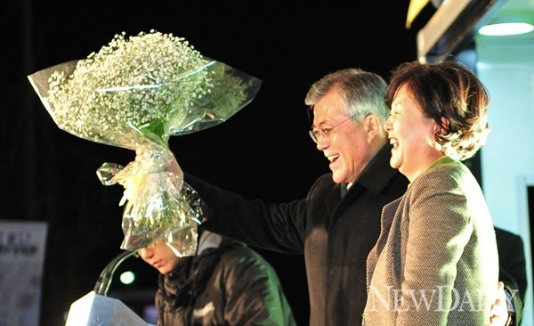 ▲ 지난 27일 서울 유세에 나선 문재인 후보와 부인 김정숙 씨 ⓒ 정상윤 기자