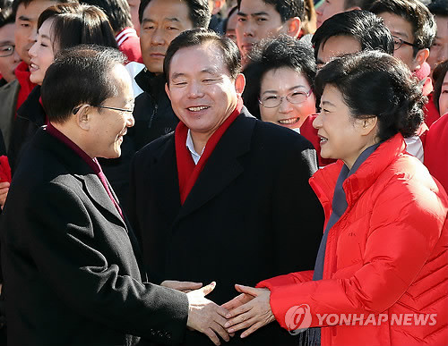 ▲ 새누리당 박근혜 대선후보가 공식 선거운동 첫날인 27일 오전 대전역 광장에서 이회창 전 자유선진당 대표와 인사를 나누고 있다. 가운데는 이인제 공동선대위원장. ⓒ 연합뉴스