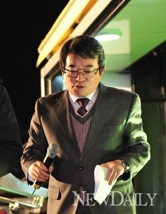 ▲ 민주통합당 문재인 대통령 후보의 공동선대위원장인 안도현 시인의 막말 파분이 확산되고 있다. ⓒ 뉴데일리