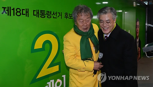 ▲ 민주통합당 문재인 대선후보가 29일 오후 김해 내외동 사거리에서 유세를 마친뒤 명계남과 악수하고 있다. ⓒ연합뉴스