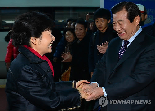 ▲ 새누리당 박근혜 대선후보가 12일 오후 광주역에 도착한 뒤 한광옥 국민대통합위 수석부위원장과 인사를 나누고 있다. ⓒ 연합뉴스