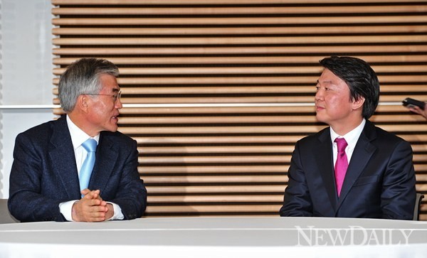 ▲ ▲지난 6일. 안철수 무소속 대선 후보와 문재인 민주통합당 후보의 첫 '회동' 때 사진. ⓒ 뉴데일리