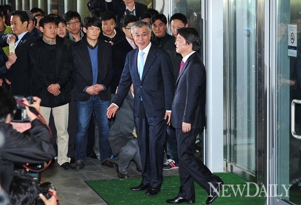 ▲ ▲지난 6일. 안철수 무소속 대선 후보와 문재인 민주통합당 후보의 첫 '회동' 때 사진. ⓒ 뉴데일리