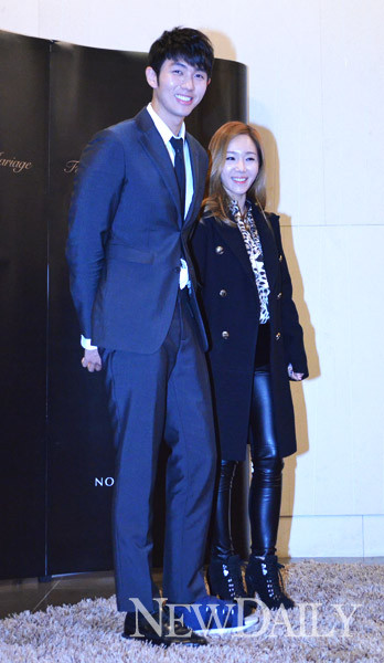 ▲ 깁스한 채 결혼식에 참석한 '임슬옹', '임정희'ⓒ심지혜 기자