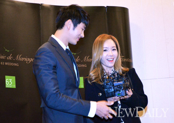 ▲ 깁스한 채 결혼식에 참석한 '임슬옹', '임정희'ⓒ심지혜 기자