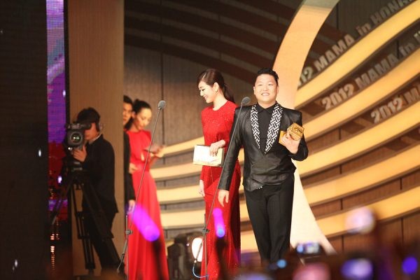 ▲ 수상 소감을 밝히고 있는 싸이.