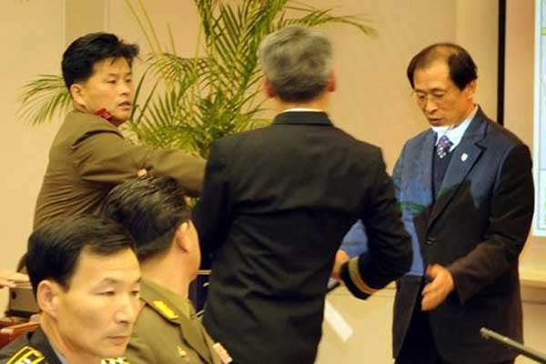 2007년 12월 13일 남북 장성급 회담 당시 몸싸움 장면 보도화면 캡쳐.