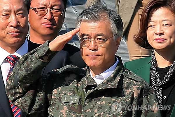 ▲ 서해 2함대를 방문한 문재인 후보가 승조원들에게 거수경례를 하고 있다.[사진: 연합뉴스]