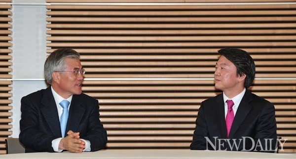 ▲ 민주통합당 문재인, 무소속 안철수 대선후보가 지난달 6일 오후 서울 용산구 백범김구기념관에서 단일화 회동을 갖고 있다. ⓒ연합뉴스