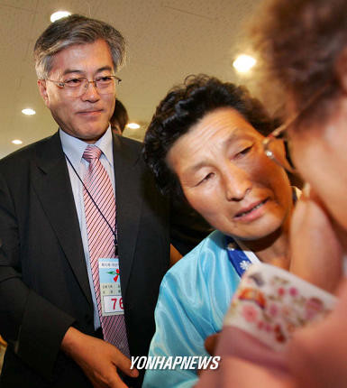 ▲ 지난 2004년 7월11일 금강산 온정각휴게소에서 열린 제10차 남북이산가족 첫 단체상봉에서 문재인 청와대 사회문화수석이 어머니 강한옥씨와 함께 북측의 작은 이모인 강병옥씨(가운데)를 만나고 있다. ⓒ연합뉴스