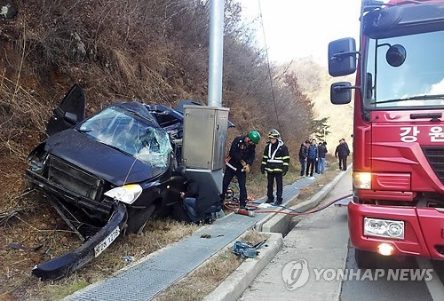 ▲ 2일 낮 강원 홍천군 두촌면 44번 국도에서 새누리당 박근혜 대선 후보의 측근인 이춘상 보좌관 등 6명이 탄 카니발 승합차가 도로 우측 과속카메라 지주대를 들이받는 사고가 나 119구조대가 탑승자들을 구조하고 있다. 이 사고로 이 보좌관이 그 자리에서 숨지고 일행 5명이 중경상을 입었다. 