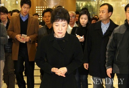 ▲ 새누리당 박근혜 대통령 후보가 2일 저녁 고(故) 이춘상 보좌관의 빈소가 차려진 서울 여의도 성모병원을 찾았다. ⓒ 이종현 기자