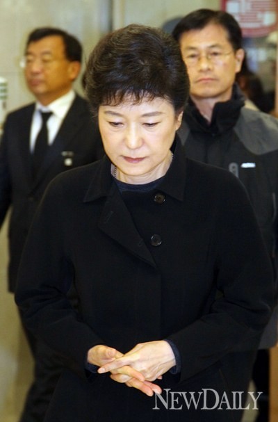 ▲ 새누리당 박근혜 대통령 후보가 2일 저녁 고(故) 이춘상 보좌관의 빈소가 차려진 서울 여의도 성모병원을 찾았다. ⓒ 공동취재단